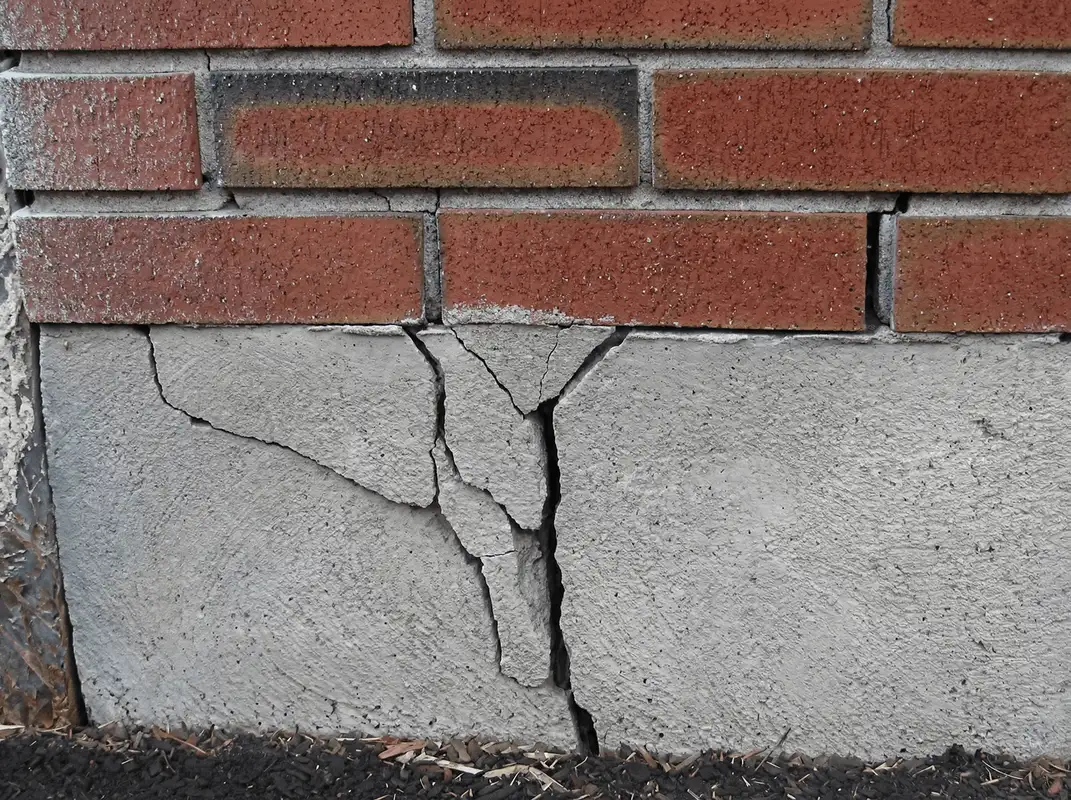 Concrete foundation with serious structural damage in Pasadena, CA